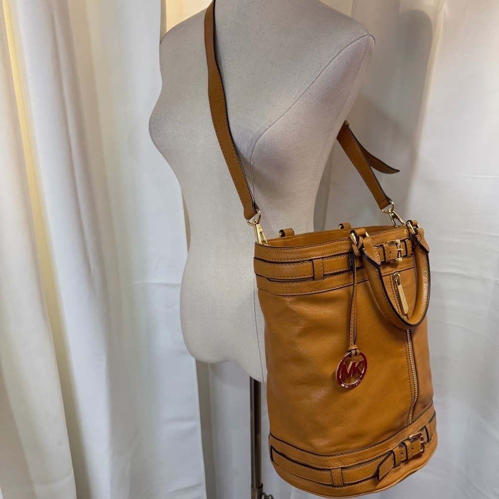 MICHAEL Michael Kors ‘Kingsbury’ Large Bucket Tote in Tan Leather - Picture 2 of 13